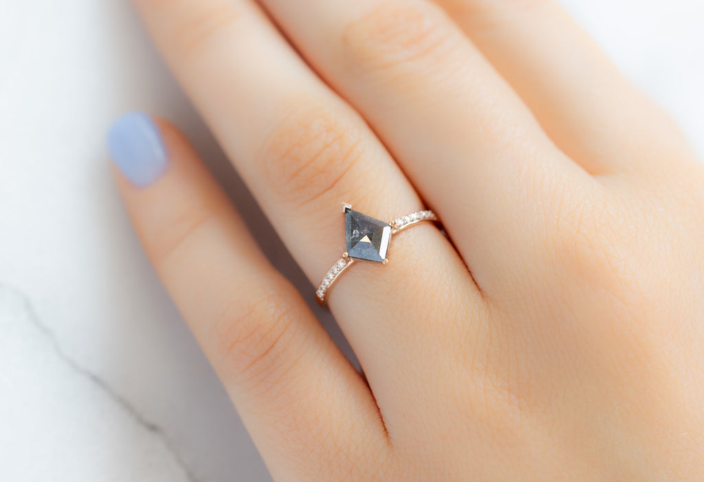 The Willow Ring with a Black Kite-Shaped Diamond on Model