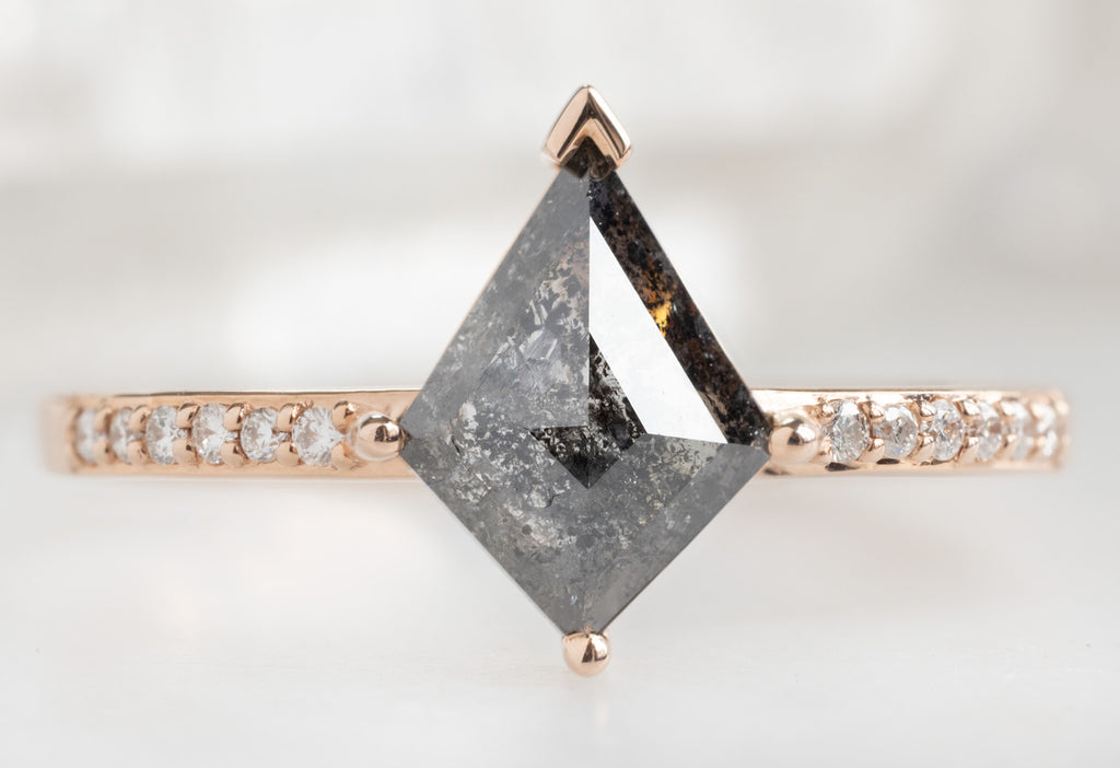The Willow Ring with a Black Kite-Shaped Diamond