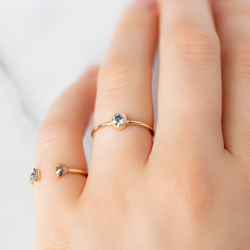 Simple one diamond wedding ring deals