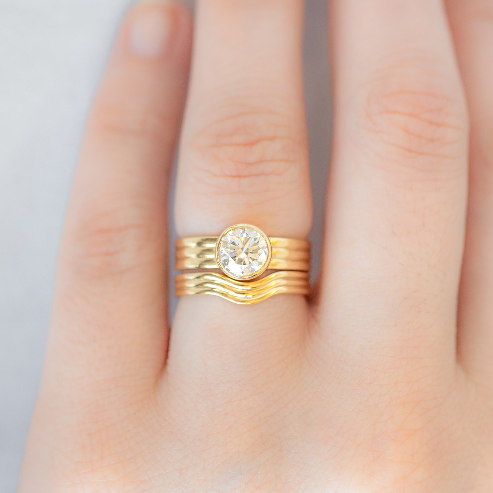 The Stratum Arc Stacking Band | Yellow Gold