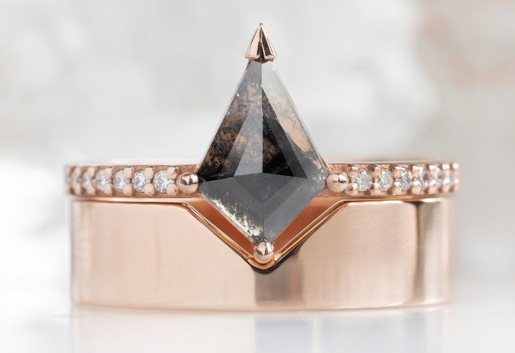The Willow Ring with a Black Kite Diamond