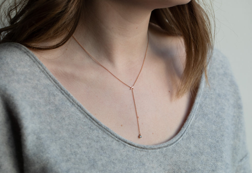 rose gold 'xo' diamond lariat on model