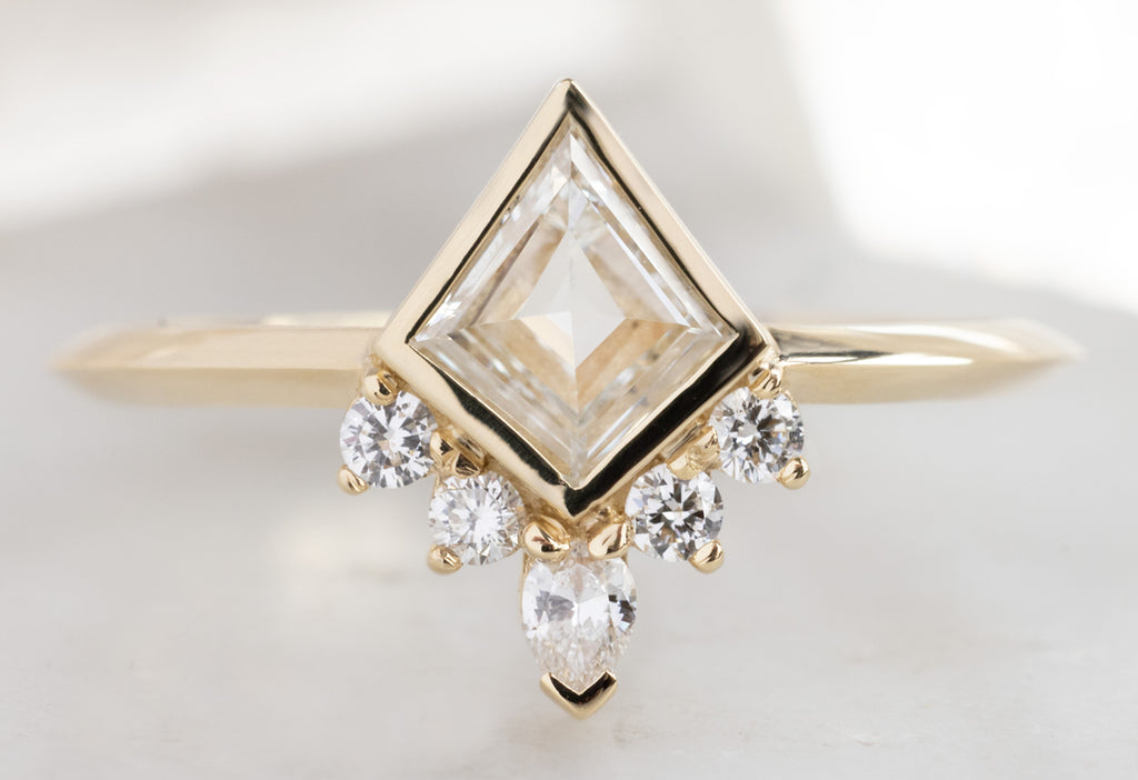The Aster Ring with a Kite-Shaped White Diamond