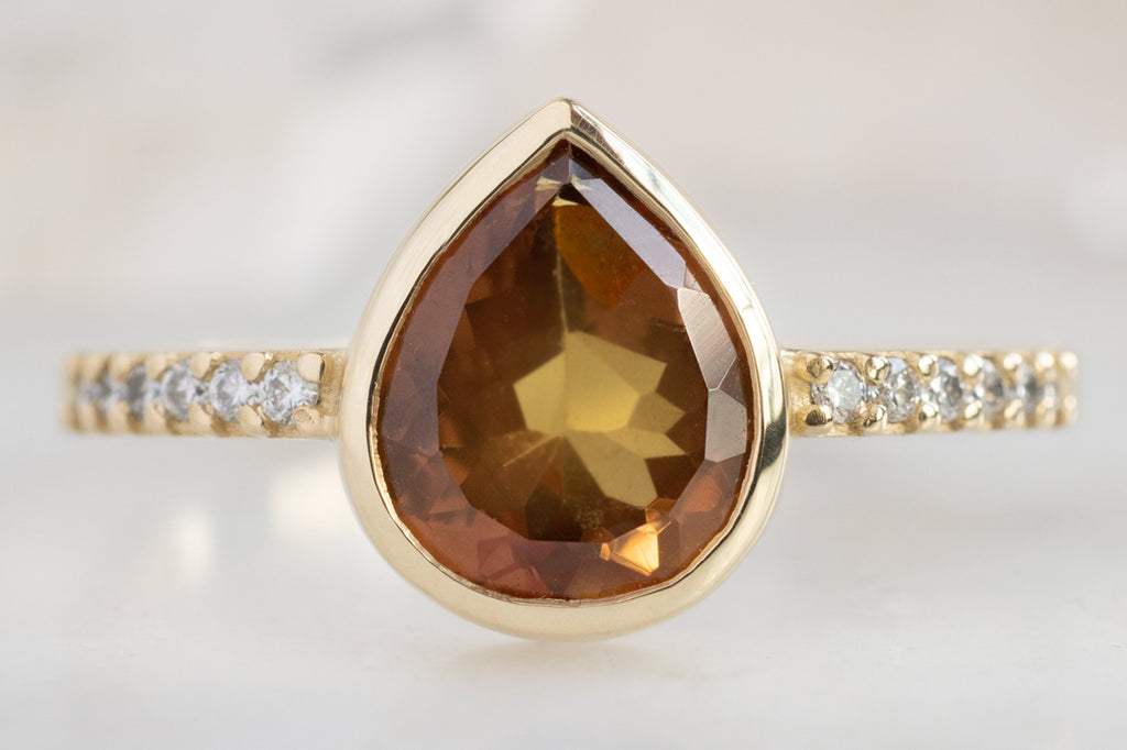 The Willow Ring with an Ochre Sapphire