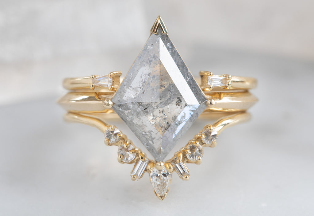 The Sage Ring with a Silver-Grey Kite Diamond With Stacking Band